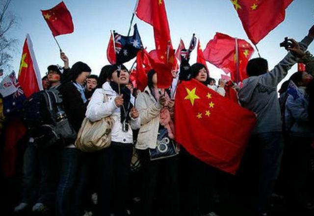 救援聪明的小女生