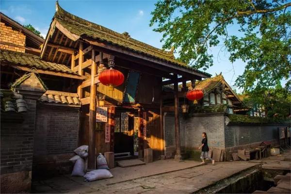 美国阿肯色州两名凶杀嫌疑人越狱 执法部门列为“危险人物”追缉