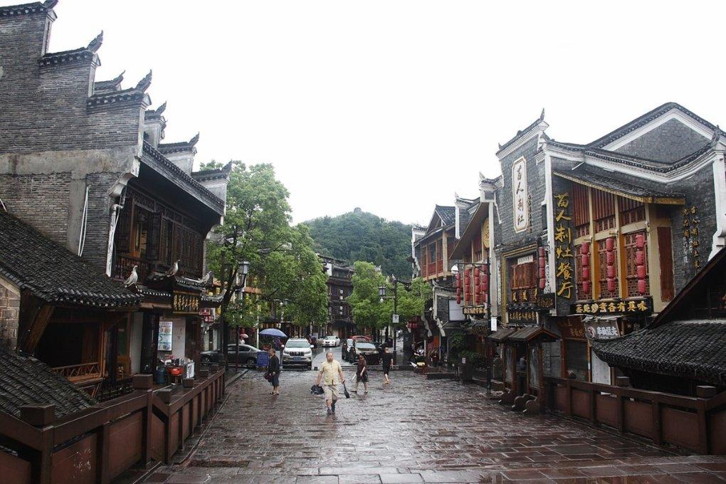 房地产ETF华夏和房地产ETF半日涨幅2.5%，重获资金关注